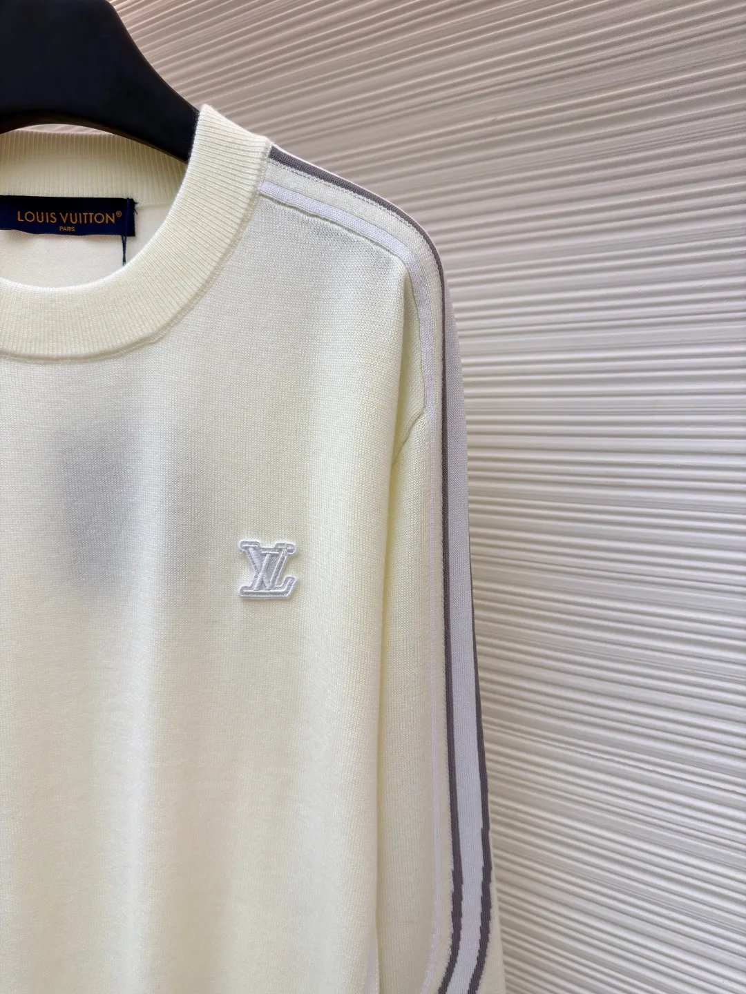 LOUIS VUITTON SKI ski series letter arm floral sweater ●Original version: purchased and developed by 14372 ●Item number: 1681678-A95 ●Fabric: wool blended fabric ●Technology: jacquard knitting ●Color: off-white ●Version: fitted version ●Weight: about 540 grams ●Size: S-M-L-XL ●Description: This knitted sweater is made of high-count combed wool and cashmere blended fabric. It has undergone multiple worsts spinning processes to ensure that the fiber is soft and not easy to pill. The ready-made garments use computerized flat knitting jacquard technology to precisely weave the brand's iconic Monogram pattern and geometric line patterns on both sides of the sleeves, creating clear layers and a strong three-dimensional effect. The LV embroidery on the chest uses precision flat embroidery technology, and the stitching is even and delicate, integrating with the body. The collar, cuffs and hem are all ribbed and have moderate elasticity, which not only ensures wearing comfort but also effectively prevents deformation. The overall tailoring follows ergonomics, and the fit is loose yet stiff. After multiple fitting adjustments, it ensures free movement. The dyeing process uses environmentally friendly reactive dyes, which have soft colors and are not easy to fade. At the same time, strict washing and color fixing treatments make the clothes feel smoother. From yarn selection to garment completion, every step undergoes strict quality inspection to ensure high quality and durability. The overall wiring is straight and delicate, the fabric is comfortable and soft, and the color is consistent without color difference. It can be matched with the same style to create a fashionable look and control various occasions. Customized accessories, complete with three standards, same style for men and women!